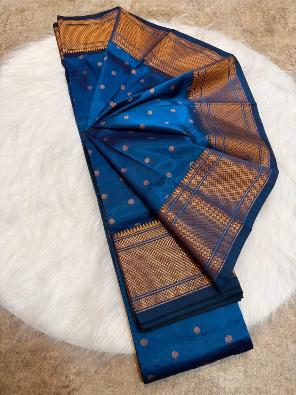 Astha kalanjali Paithani - Image 5